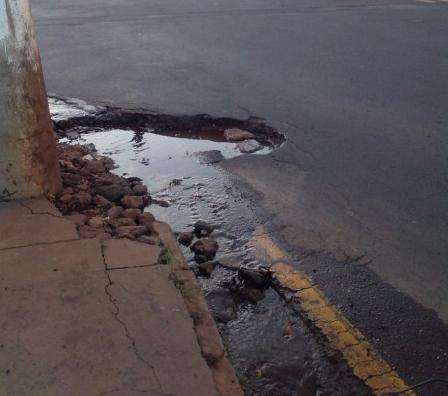 Mototaxistas reclamam de buraco em asfalto que j&aacute; provocou acidente