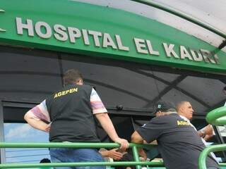 Agentes realizaram manifestação em apoio aos colegas envenenados em frente ao hospital El Kadri ontem (Foto: Thiago de Souza) 