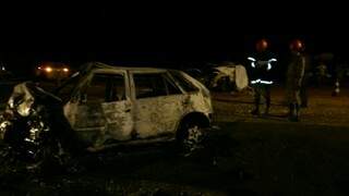 Um dos carros pegou fogo e passageiro teve 70% do corpo queimado (Foto: Divulgação)