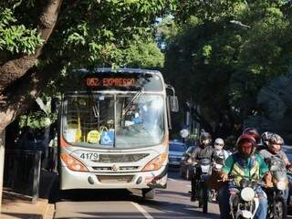 Ônibus precisa disputar espaço com outros veículos na avenida Afonso Pena, no Centro. (Foto: Henrique Kawaminami)