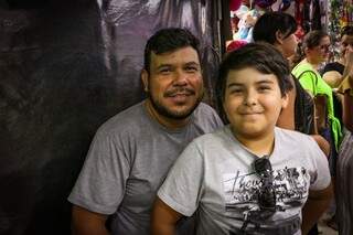 O serralheiro Valter Luiz da Silva Santos com o filho, Victor Enzo (Foto: Henrique Kawaminami)