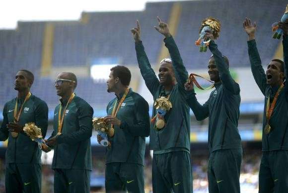 Brasil conquista o ouro e quebra recorde paral&iacute;mpico no revezamento 