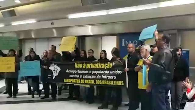 Cerca de 60 funcion&aacute;rios protestam contra privatiza&ccedil;&atilde;o de aeroportos