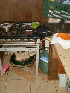 Teto mofado, lixo acumulado, fios elétricos e cozinha em degradação foram flagrados pela fiscalização. 