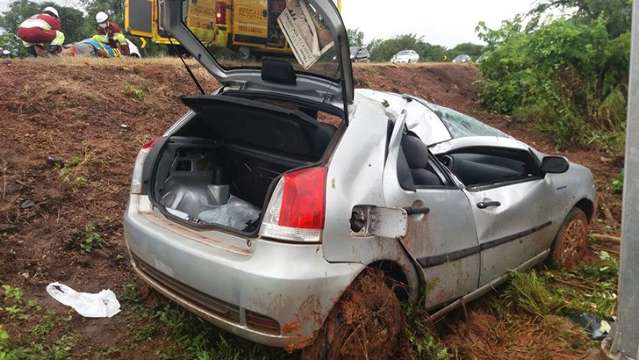 Motorista perde controle ap&oacute;s pneu estourar e acidente deixa 2 feridos