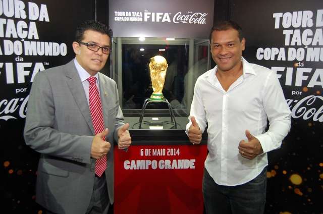 Prefeito e ex-jogador Muller visitam ta&ccedil;a da Copa do Mundo na Capital
