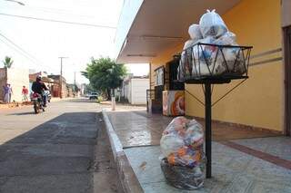 Moradores de bairros tem procurado organizar lixo de forma que não sejam abertos por animais, além de reduzir o volume depositado nas ruas. (Foto:Marcos Ermínio)