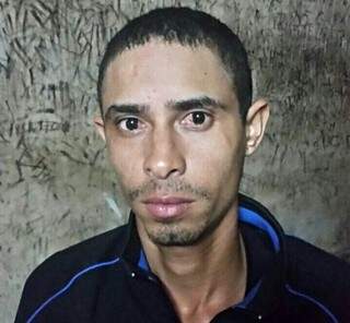Juliano Vinícius Marques, 23 anos, e um menor de 16 anos, foram detidos por extorsão a motorista no centro da Capital (Foto: Divulgação Polícia Civil)