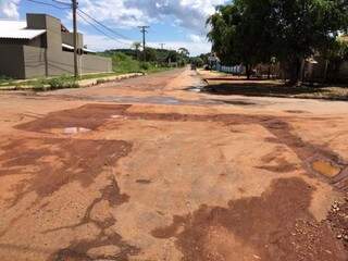 Rua onde Sanesul executou reparos ficou com asfalto danificado (Foto: divulgação / Prefeitura de Bonito)