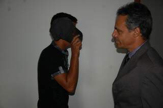 Jailson, que não quis mostrar o rosto, se apresentou junto do advogado Marcos Ivan. (Foto: Pedro Peralta)