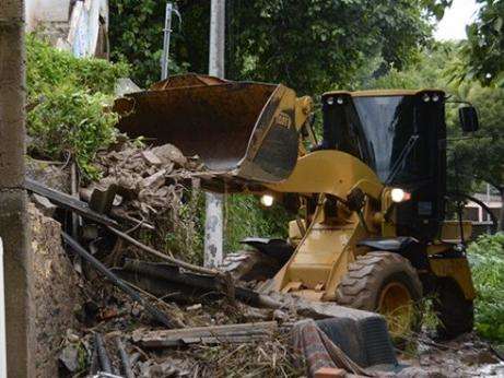 Casa &eacute; atingida por deslizamento de terra e Defesa Civil interdita &aacute;rea