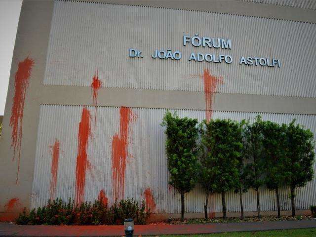 Pr&eacute;dio do F&oacute;rum &eacute; pichado com tinta vermelha por movimento &ldquo;Lula Livre&rdquo;