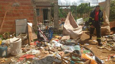 Gato de energia causa incêndio em casa com materiais recicláveis no Caiobá II