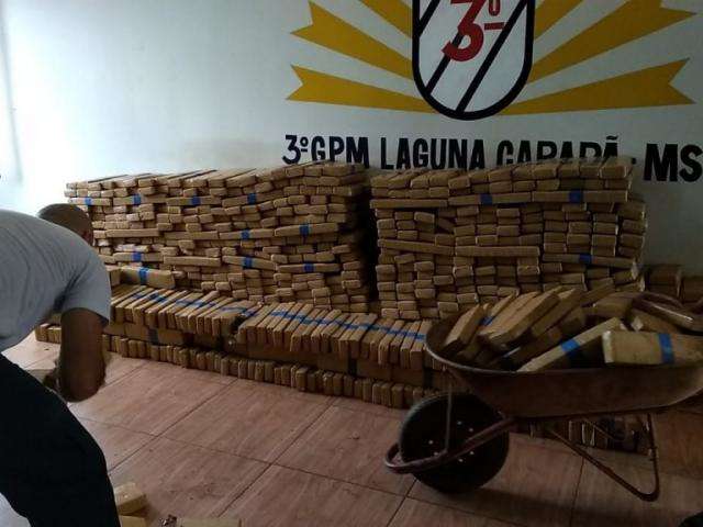 Traficante capota camionete com 1,8 tonelada de maconha em estrada vicinal 