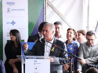Governador Reinaldo Azambuja (PSDB) durante evento na unidade de saúde do Iracy Coelho (Foto: Henrique Kawaminami)