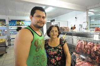 Francisca acompanhada pelo filho nas compras para o almoço de ano novo, já que amanhã os mercados não abrem. (Foto: Marcelo Calazans)
