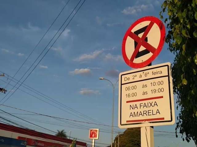 Motoristas ignoram hor&aacute;rios proibidos para estacionar na J&uacute;lio de Castilhos