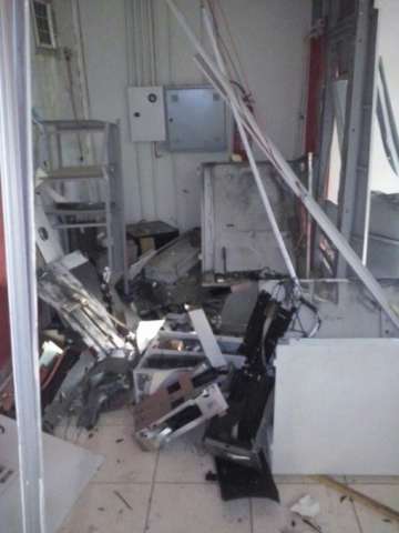 Ladr&otilde;es usam dinamite para explodir caixa eletr&ocirc;nico e levam R$ 100 mil