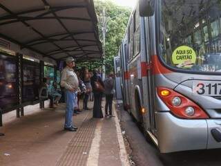 Passageiros aguardam em ponto de ônibus da Avenida Afonso Pena, em Campo Grande. (Foto: Henrique Kawaminami/Arquivo).