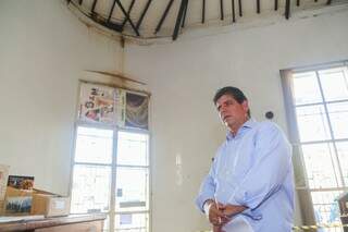 Secretário Athayde Nery foi à Casa do Artesão conferir os danos no teto do prédio. (Foto:Fernando Antunes)