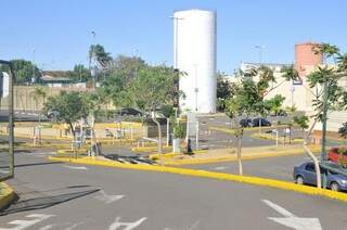 Área de estacionamento onde jovem foi assaltado (Foto: Alcides Neto)