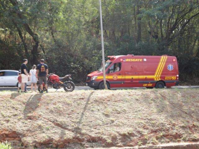 Motociclista se desequilibra e cai no leito do C&oacute;rrego Prosa 