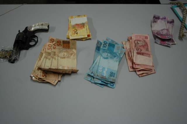 Bandido assalta posto de gasolina, foge a p&eacute;, e &eacute; preso por policial de folga