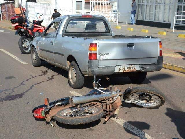 Motociclista n&atilde;o v&ecirc; carro parado e bate em traseira de picape na Zahran