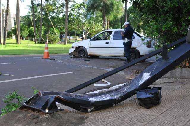 Carro bate em sem&aacute;foro e quatro fogem antes da pol&iacute;cia chegar