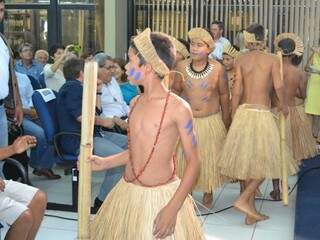 Meninos fizeram Dança do Bate Pau durante solenidade de lançamento na governadoria.