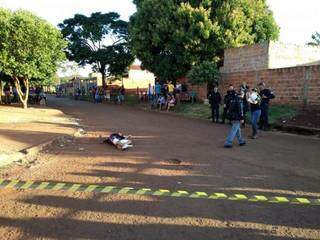 Local da execução foi isolado até a chegada da perícia. (Foto: Adilson Domingos) 