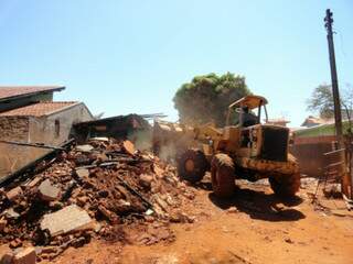 Casa abandonada que funcionava como cracolândia é demolida (Foto: Cido Costa/Dourados agora)