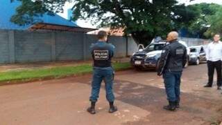 Ap&oacute;s gritos, travesti &eacute; encontrada morta em cal&ccedil;ada com nove facadas 