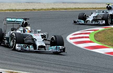 Hamilton vence a quarta corrida seguida e assume liderança na F1