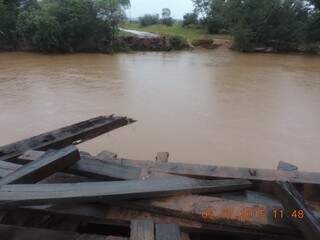 Ponte sobre o rio Iguatemi foi levada pela chuva. (Foto: Divulgação)