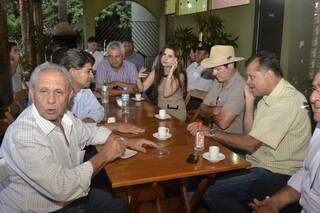A reunião foi à base de café e capuccino. (Foto: Simão Nogueira)