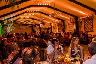 O jantar reuniu cerca de 300 pessoas entre apreciadores da cultura árabe e membros da comunidade (Foto: Henrique Kawanamwni)