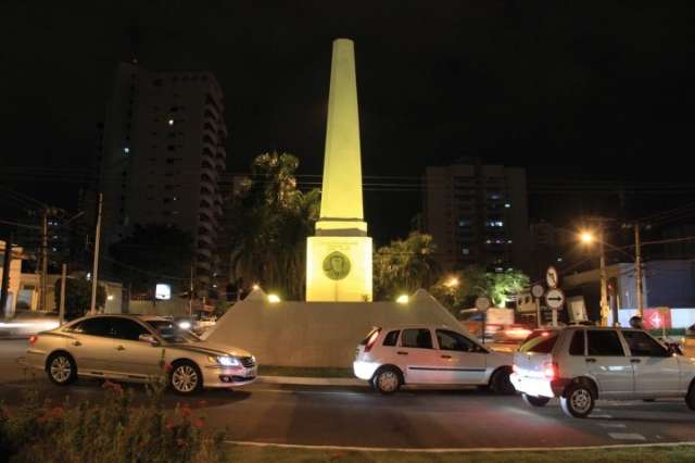 Obelisco fica amarelo para alertar motoristas para o tr&acirc;nsito seguro