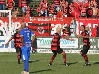 Jogadores do Águia Negra comemoram gol sobre Aquidauanense na final do Estadual (Foto: Franz Mendes)