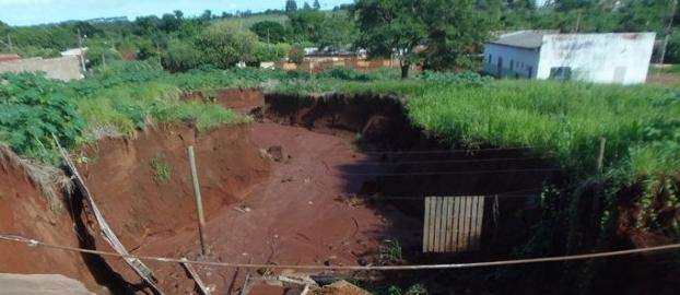 Eros&atilde;o em prolongamento de avenida aumenta ap&oacute;s chuvas do fim de semana 