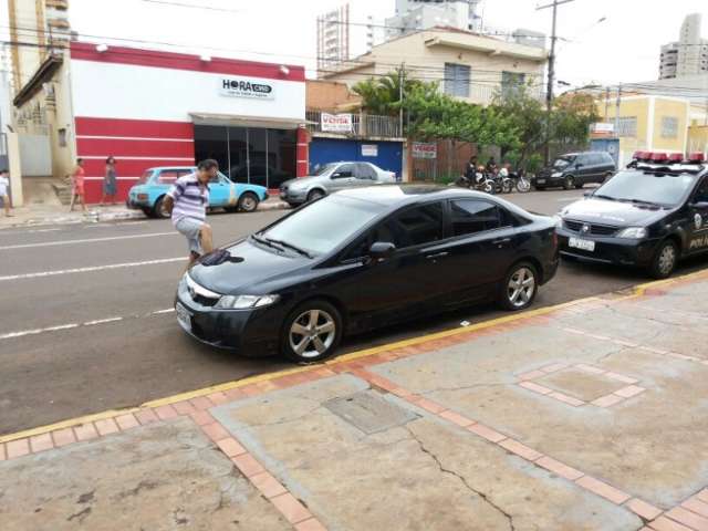 Mulher no comando de assalto surpreende v&iacute;tima que tem carro roubado
