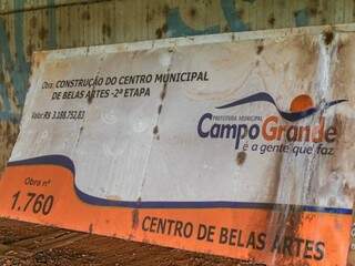 Placa do Centro Municipal de Belas Artes foi retirada e jogada no porão do empreendimento, que está inacabado (Foto: Fernando Antunes)