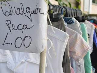 As roupas femininas no Brechó da Leninha custam a partir de R$ 1,00. (Foto: Adriano Fernandes)