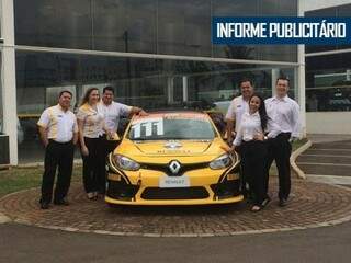 Equipe de vendas da Buritis de Campo Grande MS com um dos carros oficiais de corrida da Renault (Foto: Divulgação)