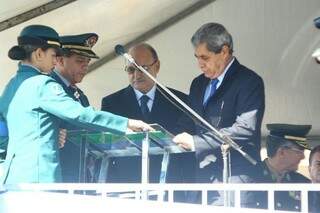 André assina decreto durante evento que amplia batalhões (Foto: Marcos Ermínio)