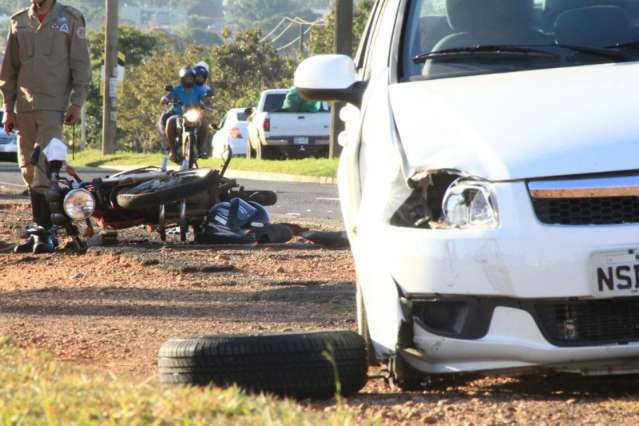Motociclista faz convers&atilde;o na faixa de pedestre e causa acidente
