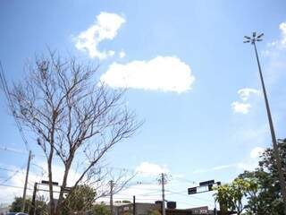 Céu claro com poucas nuvens na tarde desta quarta-feira em Campo Grande (Foto: Paulo Francis)