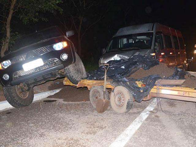 Reboque de camionete se solta e atinge van com 8 passageiros