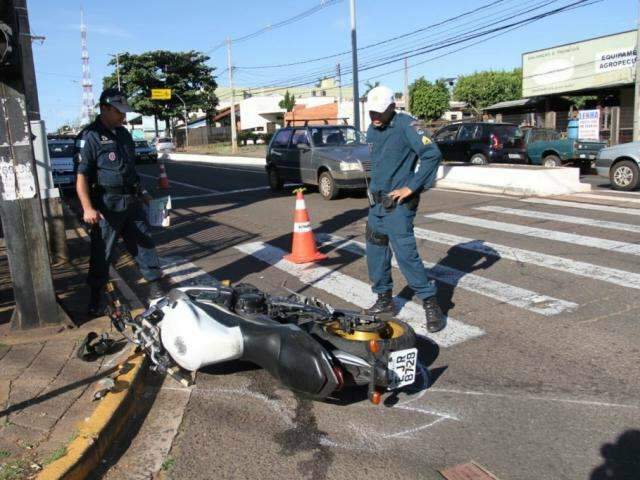 Motociclista fica em estado grave ap&oacute;s colidir em picape na Zahran