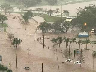 Inundação da Via Parque, entre a Afonso Pena e a Mato Grosso (Foto: Direto das Ruas)